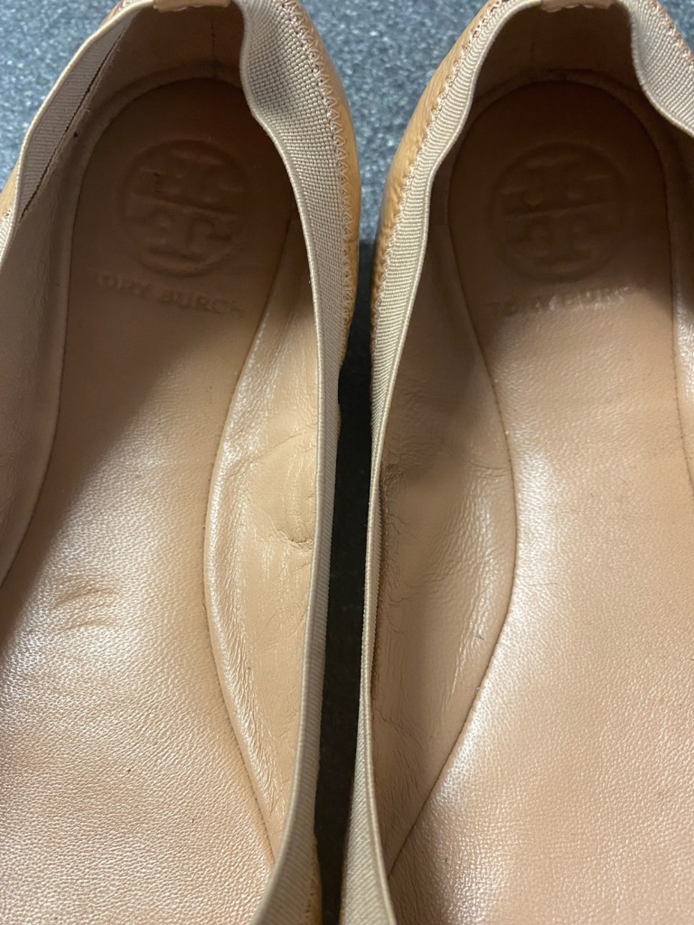 Tory Burch Caroline Tan Patent Leather Logo Ballet Flats - Picture 10 of 11